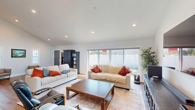 Building Photo - Beautiful home In Eastside Costa Mesa