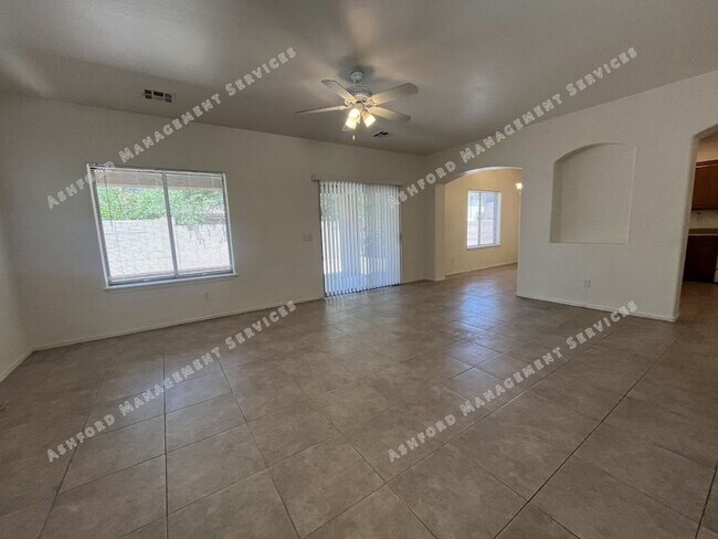 Building Photo - Spacious 3-Bedroom Plus Den in Prime Glend...
