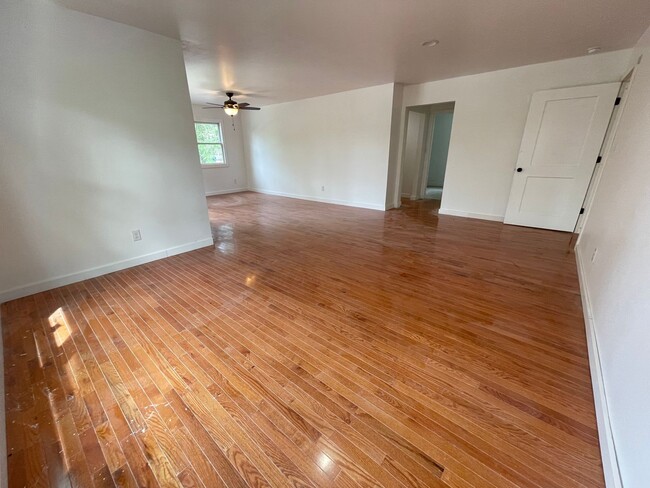 Building Photo - Big and Beautiful House with attached 1br ...