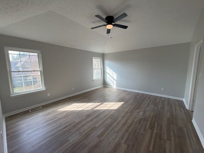 Building Photo - 103 Kestrel Ct SW