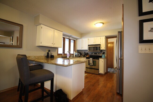 Building Photo - Entertainers dream in the heart of Eden Pr...