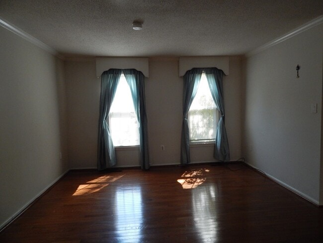 Building Photo - Fabulous TH with Garage! Great Location!