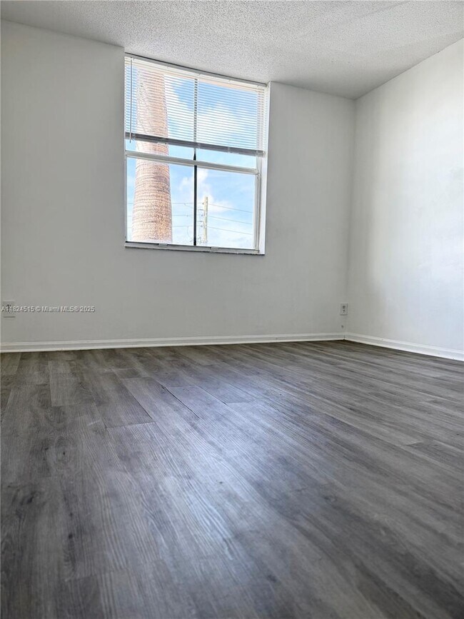 Building Photo - 1341 SE 3rd Ave