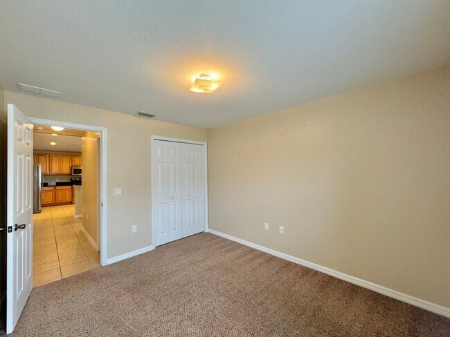 Building Photo - Gated Community of Mandolin