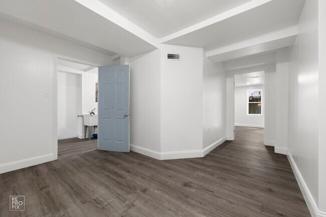 Building Photo - 2237 S Oakley Ave
