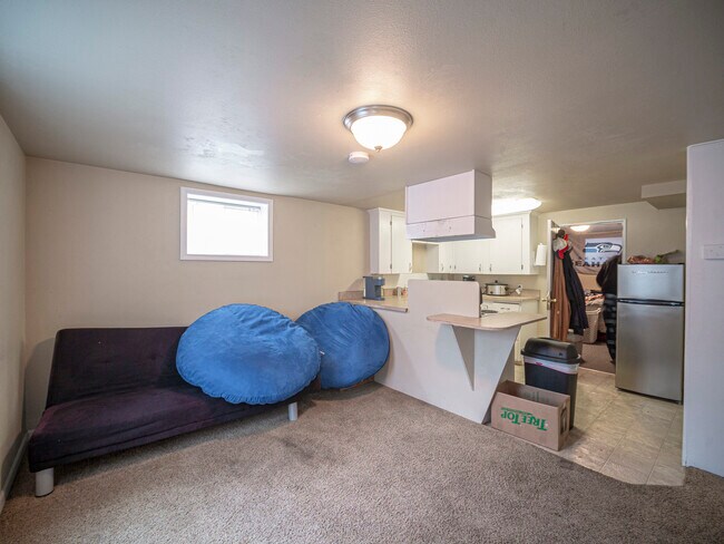 Building Photo - 1140 NE Lake St