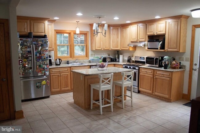 Building Photo - 901 Academy Ln