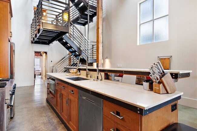 Building Photo - 657 3rd St