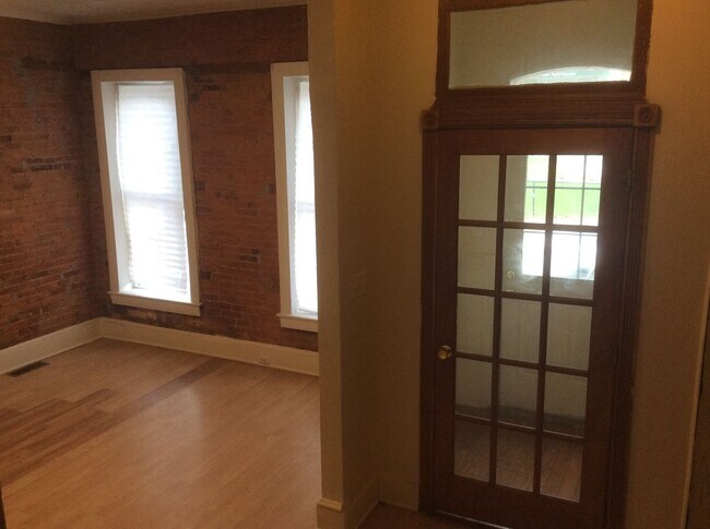 Building Photo - Renovated and Spacious 4 Bedroom 1.5 Bath ...
