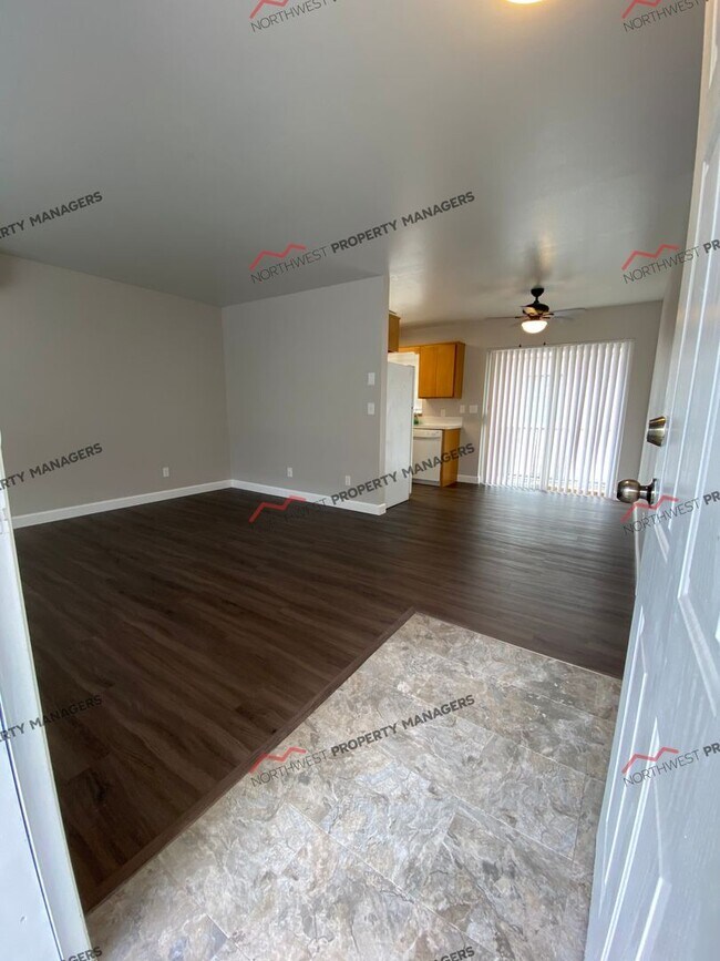 Building Photo - R242b