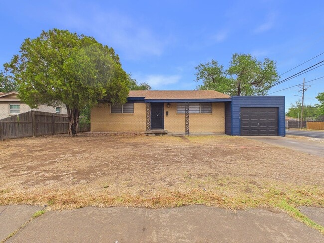 Building Photo - 3319 Teckla Blvd