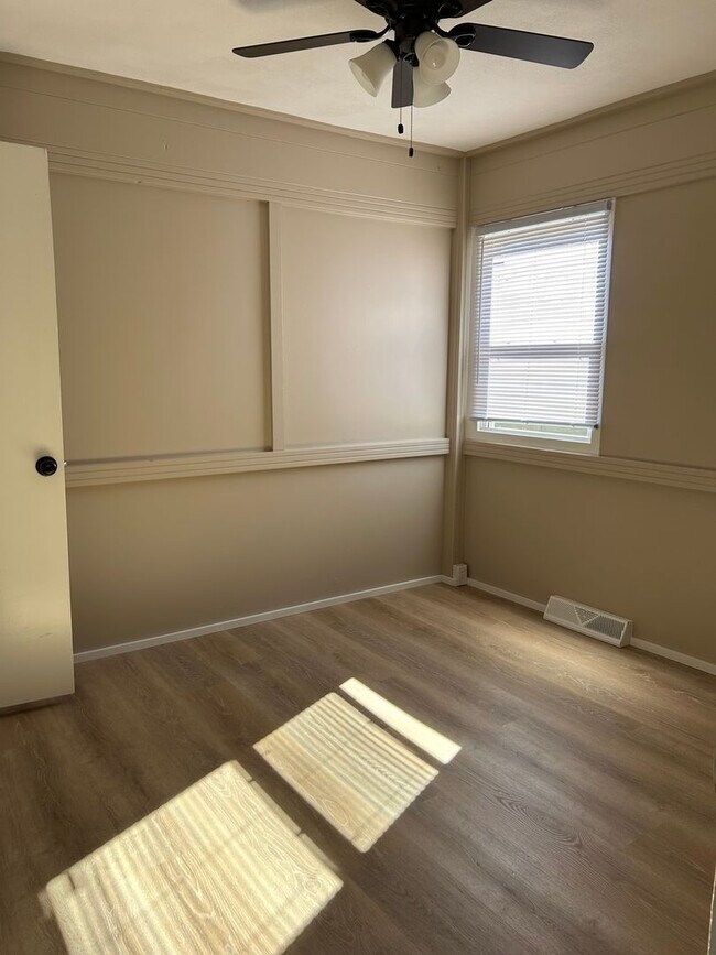 Building Photo - 400 Meadow Ln