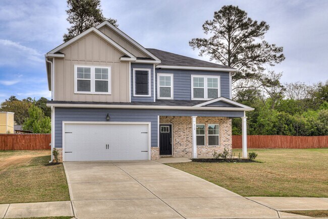 Building Photo - Discover comfort and convenience in this spacious 4-bedroom home, brimming with amenities, locate...