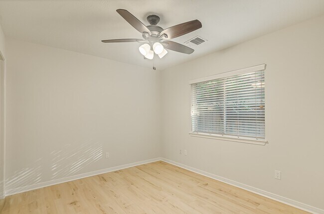 Building Photo - 71 N Queenscliff Cir