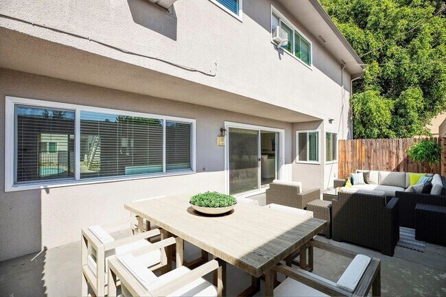 Building Photo - Huntington Villas