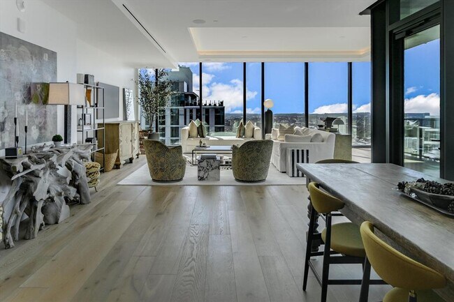 Building Photo - 610 Davis St