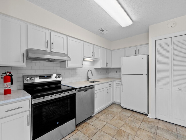 Building Photo - 2178 Mager Dr