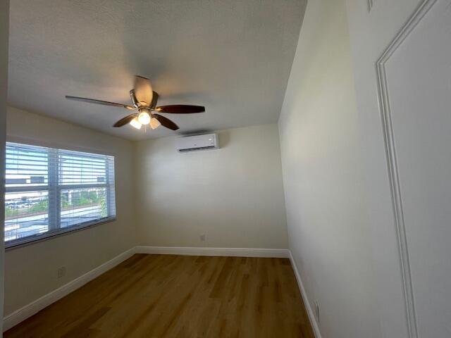 Building Photo - 302 N Tamarind Ave