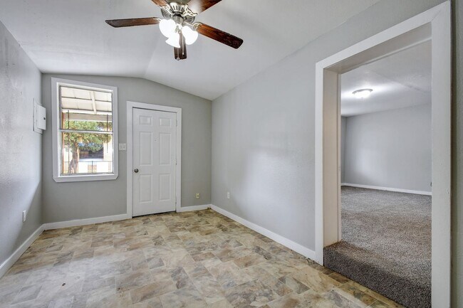 Building Photo - 1-BEDROOM WITH DEN IN AVENIDA GUADALUPE