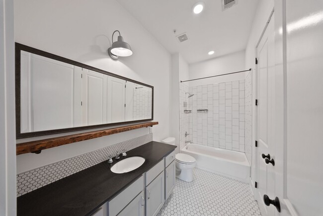 Building Photo - 2 Bedroom Condo Near LSU in a gated community