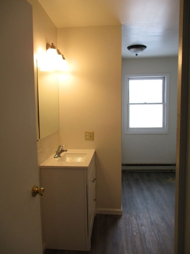 Building Photo - 3 Bedroom Townhouse to call home!