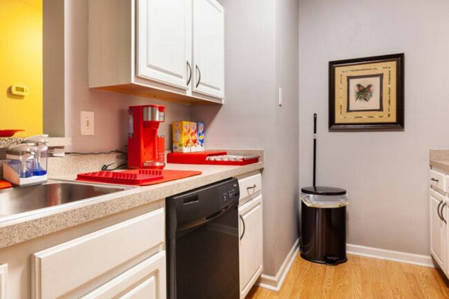 Building Photo - 2700 Pine Tree Rd NE