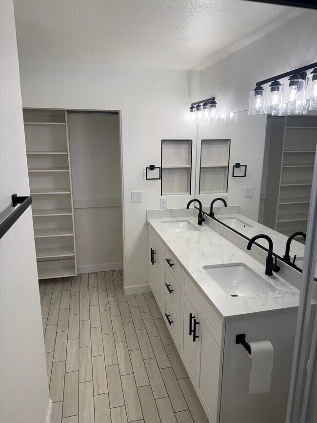 Building Photo - 3624 W Elgin St