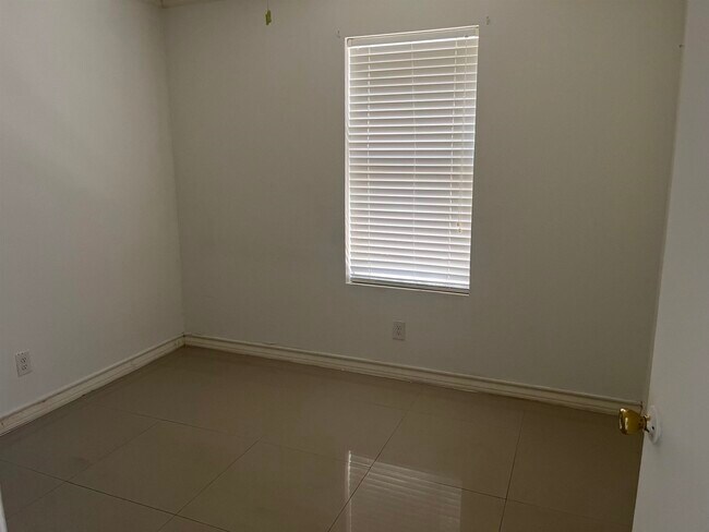 Building Photo - 1212 Reagan Dr