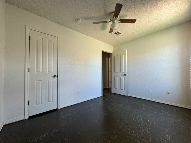 Building Photo - Northeast El Paso(Mesquite Hills 3bed with Refrig A/C and Solar Panels!