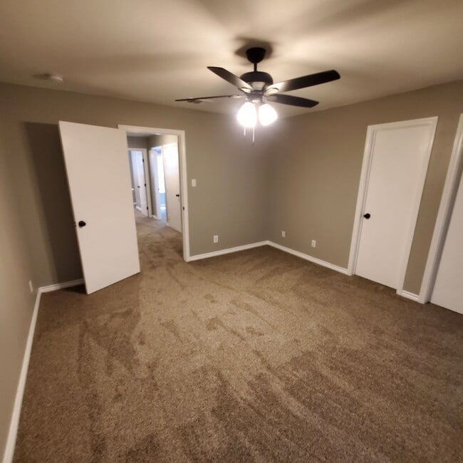 Building Photo - Beautiful Town Home