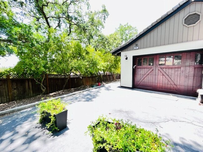 Building Photo - FURNISHED!!! Charming 2BD/1BA Single-Story...