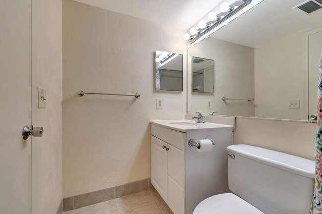 Building Photo - 4050 Cornwall C