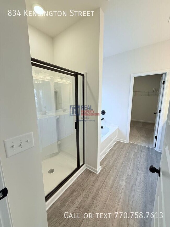 Building Photo - 834 Kensington St