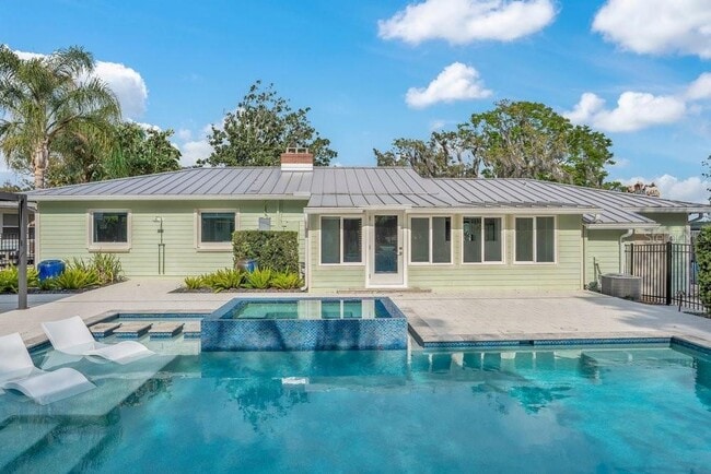 Building Photo - 812 East Blvd