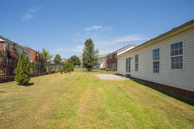 Building Photo - Charming Hendersonville Home!