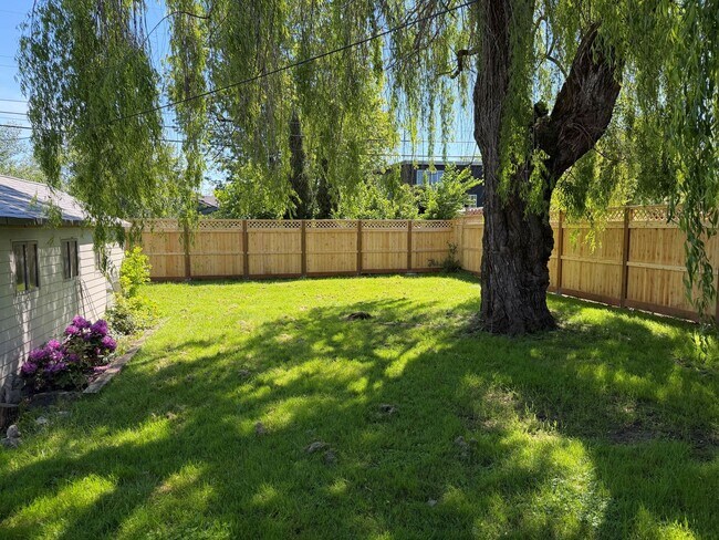 Building Photo - Updated 2 bedroom 1 bathroom house in Eugene!