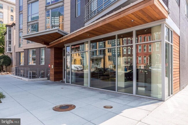 Building Photo - Practically new 1bd/1ba steps to Logan Cir...