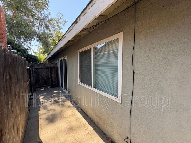 Building Photo - 1748 E Laura Ave