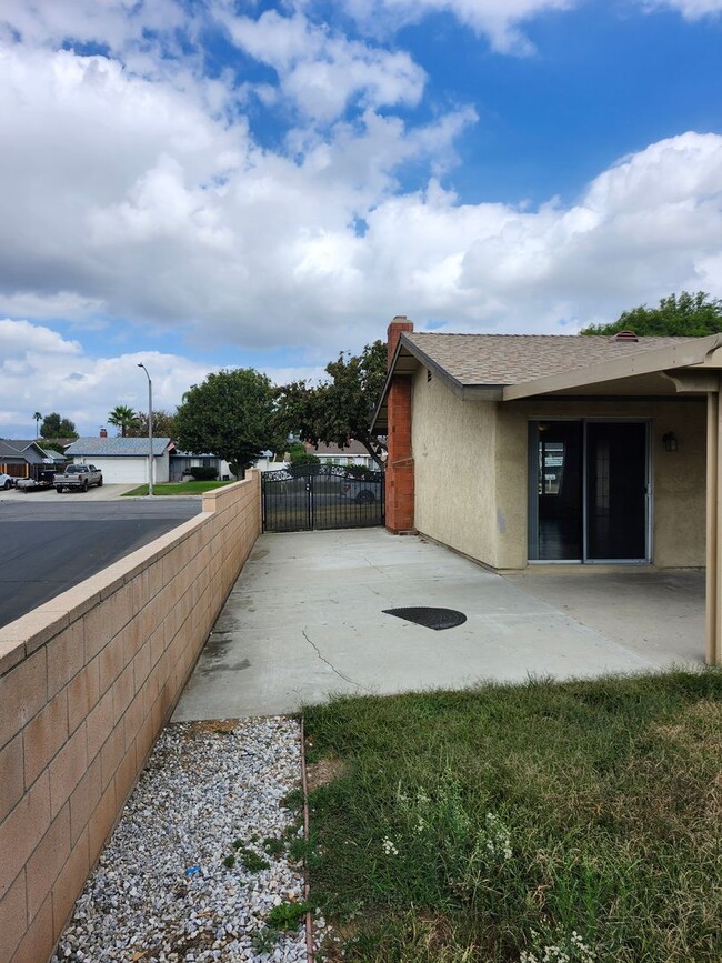 Building Photo - Inviting 3-Bedroom Home