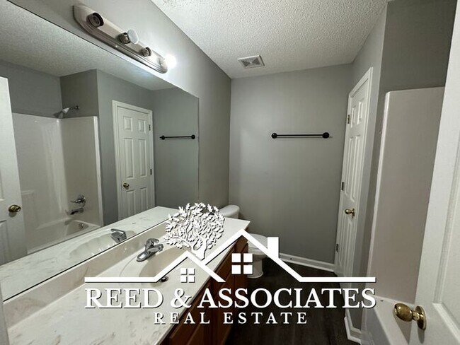 Building Photo - 3 Bedroom in Raleigh! New Flooring