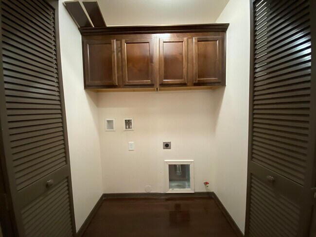 Building Photo - 7700 Oak Landing Drive