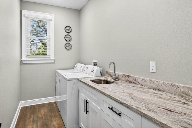 Building Photo - 1826 Beachway Ln