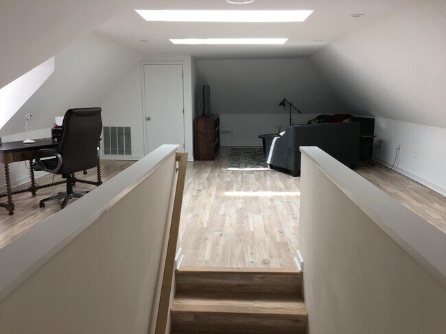 Building Photo - 330 S Main St