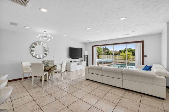 Building Photo - 6362 Brava Way