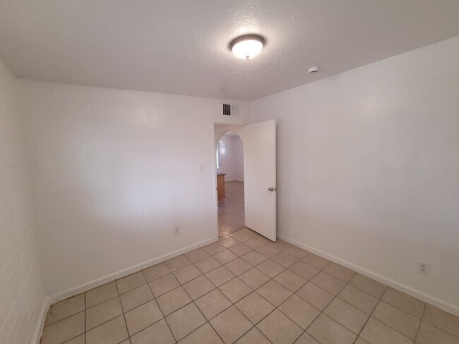 Building Photo - N 39th Ave