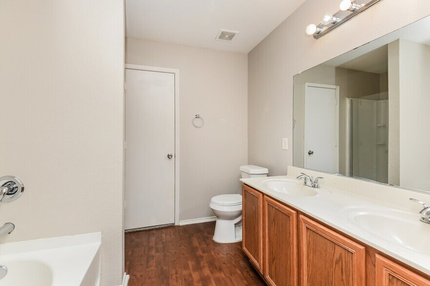Building Photo - 1101 Maplewood Ln