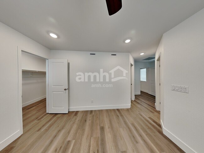 Building Photo - 11111 Magallanes St