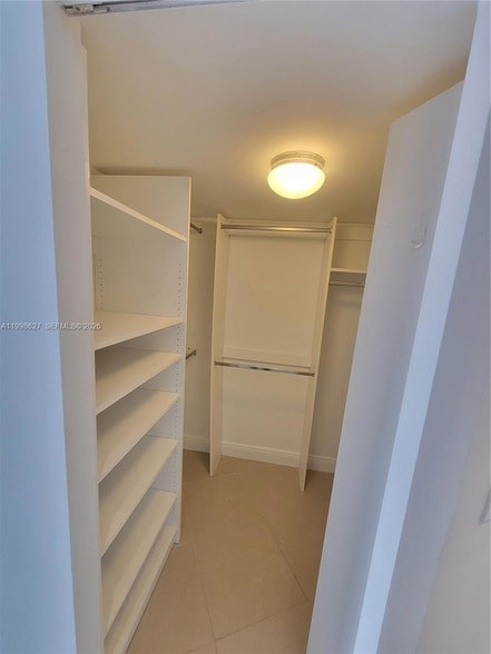 Building Photo - 3301 N Country Club Dr