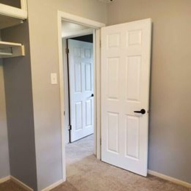 Building Photo - 2030 College Heights Rd