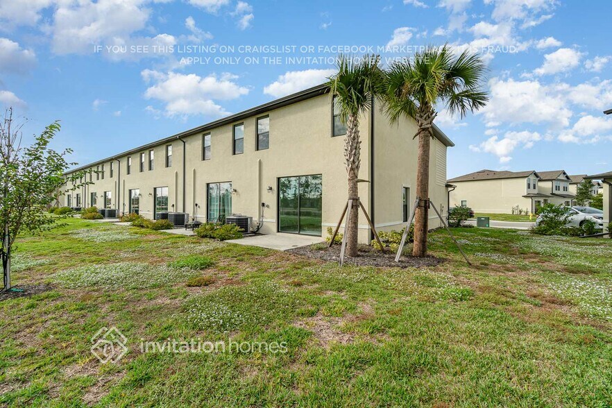 Building Photo - 2011 E Landings Wy